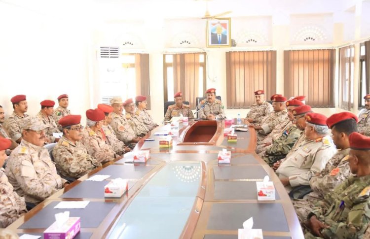 وزير الدفاع يعقد اجتماعاً موسعاً بقيادة المنطقة الثانية ويفتتح معهد تأهيل القادة