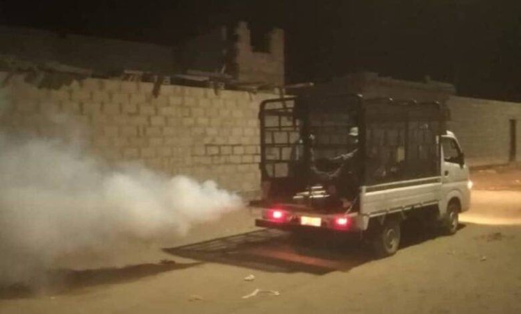 مكتب الصحة يواصل حملات الرش الضبابي في شوارع وأزقة البريقة