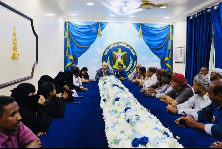 فريق التوجيه والرقابة الرئاسي يعقد اجتماعًا باتحاد نقابات عمال الجنوب ونقابة المعلمين الجنوبيين واللجان المجتمعية بالمكلا