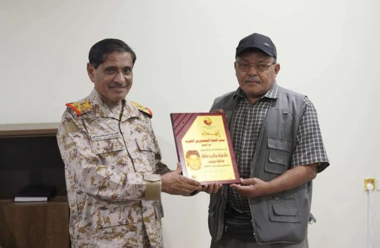 عضو مجلس القيادة الرئاسي البحسني يعزي في وفاة المصور الصحفي خالد بن عاقلة