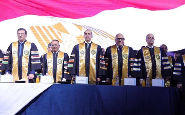 وزير النقل يشارك في حفل تخرج دفعة جديدة من طلبة البكالوريوس بالأكاديمية العربية بفرع العلمين