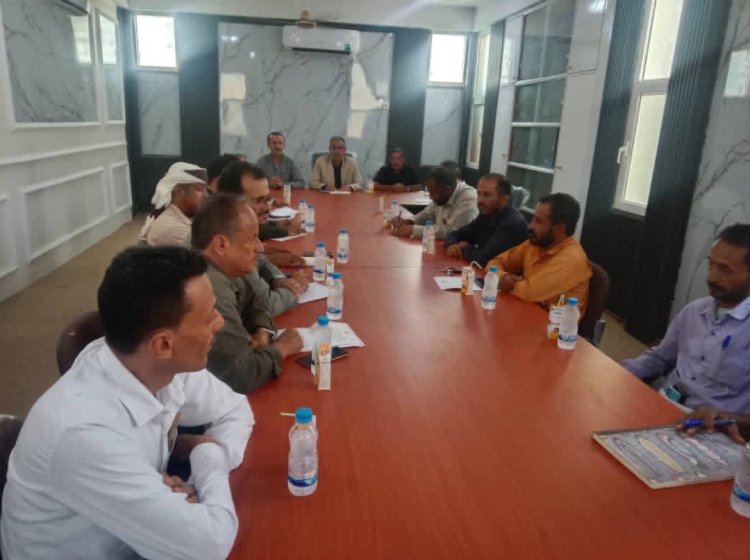 تنفيذي مديرية عتق يعقد اجتماعه الدوري لتعزيز جهود التنمية والخدمات في المديرية