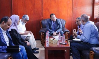 الوزير السقطري يبحث مع عميد كلية الصيدلة سبل تعزيز التعاون في مجال الصناعات الدوائية