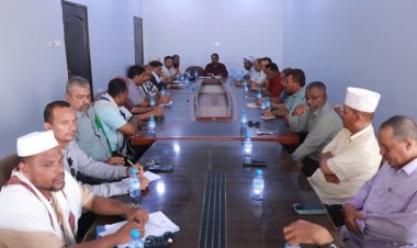 المكتب التنفيذي بالشحر يوصي بمتابعة المشاريع المتعثرة وتحسين الخدمات بالمديرية