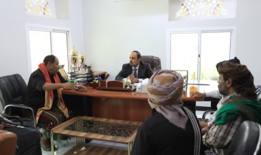 محافظ حضرموت يلتقي وفدًا من قبيلة العصارنة السيبانية ويؤكد على وحدة الصف ونبذ الفتنة