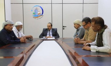 محافظ حضرموت يناقش مع نقابة المهن التربوية الجهود الرامية لاستمرار العملية التعليمية واستقرارها