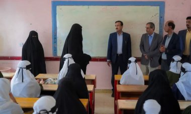 محافظ شبوة يتفقد سير العملية التعليمية في ثانوية بلقيس للبنات بمدينة عتق