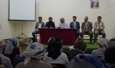 محافظ سقطرى يعقد اجتماعاً مع  مشائخ المراكز لتعزيز الدور المجتمعي في ضبط الأسعار