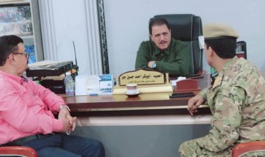 نائب مدير أمن عدن يناقش مع مدير جوازات خور مكسر التحديات الإدارية وآليات معالجتها