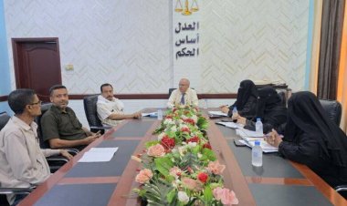 رئيس محكمة استئناف حضرموت يناقش تنظيم الوثائق الثبوتية ومعالجة الإشكاليات المرتبطة بها