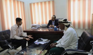 محافظ حضرموت يطلع على سير العمل بمكتب الشؤون القانونية ويتفقد أوضاع موظفيه