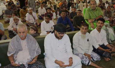 فريق التوجيه والرقابة الرئاسي يؤدي صلاة الجمعة مع جموع المصلين بمسجد ورسما في المكلا