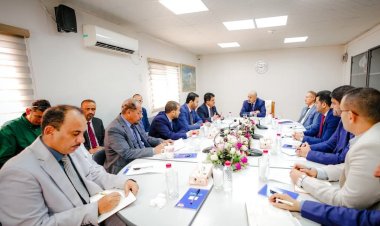 الرئيس الزُبيدي يترأس اجتماعا موسعا للوقوف على الخطوات المنجزة لإعادة تشغيل مصفاة عدن