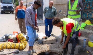 فرق صيانة مؤسسة المياه تنفذ حملة شاملة لتصفية شبكات الصرف الصحي في مديريات العاصمة عدن