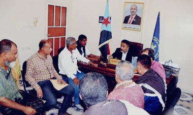 رئيس تنفيذية انتقالي أبين يلتقي بمدير عام مكتب النقل ورئيس اللجنة النقابية لسائقي الأجرة بالمحافظة