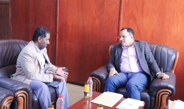 الوزير السقطري يطّلع من مدير زراعة وادي وصحراء حضرموت على أضرار السيول الاخيرة