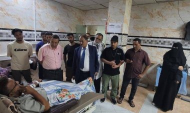 محافظ الضالع يزور مركز الغسيل الكلوي ويشرف على إجراء عملية الاستلام والتسليم بين المديرين.