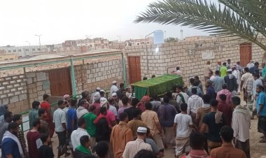 في موكب جنائزي مهيب - جموع غفيرة تشيع جثمان الفقيد أحمد عمر مدي المدير العام لأسبق لمديرية الشحر