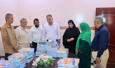 المعلا.. توزيع أدوات مدرسية لمعلمي ومعلمات المديرية