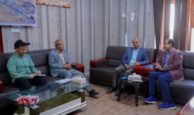 محافظ شبوة يناقش مع رئيس هيئة موانئ البحر العربي سبل تعزيز التنسيق وتطوير العمل البحري