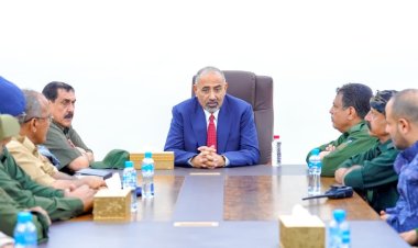 الرئيس الزُبيدي يزور شرطة العاصمة عدن ويطّلع على سير العمل في إداراتها