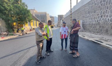 مدير صيرة يطلع على أعمال سفلتة خط البنك المركزي بعدن