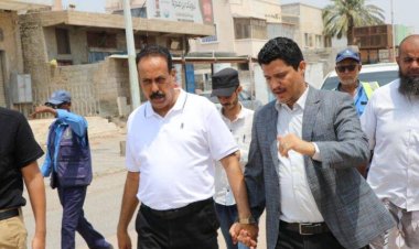 الشوبجي والعقربي خلال نزولهما لتفقد طرقات وشوارع مديرية البريقة