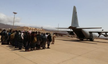 القوات المشتركة تسير رحلة طيران لنقل طلاب الكلية الجوية من أبناء سقطرى إلى سيئون