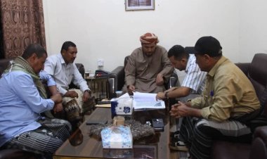 محافظ سقطرى يناقش إجراءات تسوير أراضي الدولة المخصصة للمصلحة العامة