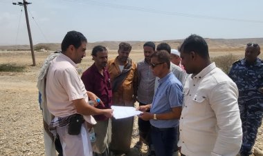 السلطة المحلية بالشحر تسلم موقع مشروع إنشاء خزان برجي في منطقة عيص خرد للمقاول المنفذ