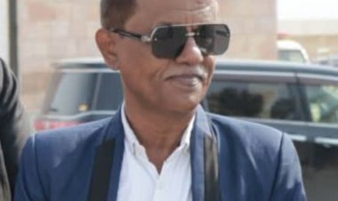 مدير عام الشحر يوجه باستئناف العمل في مشروع النظافة بعد تكدس القمامة في المدينة