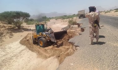مؤسسة الطرق والجسور بشبوة تواصل أعمال الصيانة الطارئة على طريق عتق – بيحان – حريب لاستعادة حركة المرور الآمنة