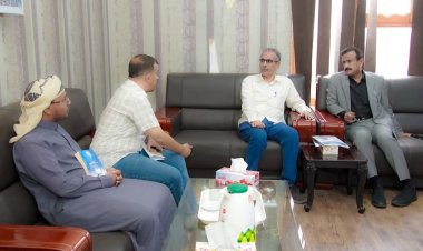 محافظ شبوة يطلع على تقرير إنجازات مديرية عتق ويثمن التطورات المهمة في المديرية