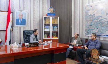 محافظ شبوة يؤكد بأن التعليم أساس بناء الأجيال مجددآ تاكيدة على متابعة حقوق المعلمين