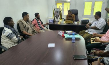 المدير العام لمديرية الشحر يلتقي بالهيئة الإدارية لفريق الزهرة الرياضي ويشيد بالانجازات الكروية للفريق