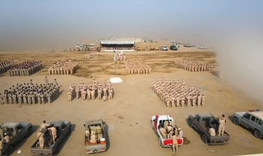 بحضور وزير الدفاع.. وحدات رمزية من قوات العمالقة الجنوبية تنظم عرضًا عسكريًّا مهيبًا