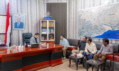 محافظ شبوة يوجه باستكمال الدراسات الفنية وإطلاق مشاريع تنموية في مديرية رضوم