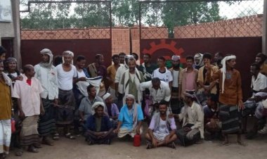 عمال وموظفو مصنع ردفان للطوب الأحمر يعتصمون رفضاً لقرار إغلاقه وتسريحهم دون حقوق