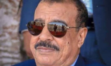 اللواء بن بريك يُعزّي في وفاة المناضل أديب العيسي