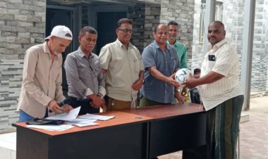 السلطة المحلية بالشحر ومكتب التربية يدشنان تسليم كرات قدم مقدمة من FIFA لمدارس المديرية