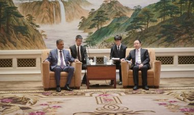 وزير الدولة محافظ عدن يبحث مع مسؤول صيني سبل تعزيز العلاقات الثنائية