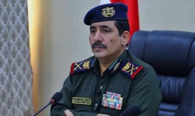 وزير الداخلية يشيد بضبط أحد المتهمين في جريمة اغتيال مديرة صندوق النظافة بمحافظة تعز