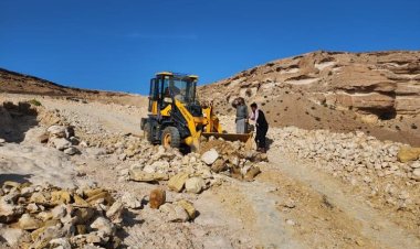 صندوق صيانة الطرق بشبوة يفتح طريق عقبة خفعه بعد تعرضها للسيول