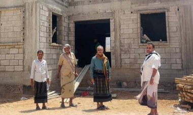 مدير عام مديرية عتق يتفقد مشاريع تنموية وصحية ويُدشن أعمال مركز الإصدار الآلي