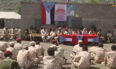 في إطار خطة النزولات الميدانية.. رئيس العمليات المشتركة بمحور الضالع يلتقي بقيادة اللواء الأول مشاة ويُلقي محاضرة توجيهية