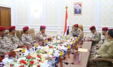 وزير الدفاع يعقد اجتماعاً بقيادة محور تعز والوحدات التابعة له