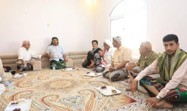 محافظ حضرموت يقدم التعازي في وفاة الفقيد صلاح بن سالم باذياب