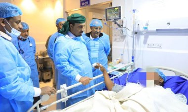 محافظ حضرموت يطمئن على حالة الناجين من أسرة آل باحنبص بحادث عقبة عبدالله غريب