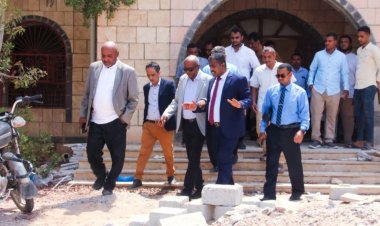 الخليفي يتفقد أعمال الصيانة في الصالة الرياضية المغلقة بالمكلا