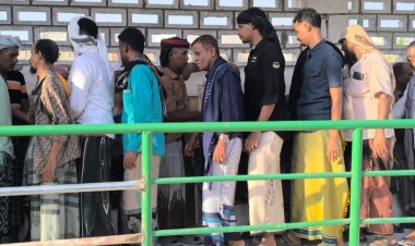 في موكب جنائزي مهيب.. الشحر تودع ضحايا الحادث الأليم إلى مثواهم الأخير بمقبرة بن جوبان